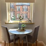 Rustic Floor West End Pad With Balcony, Parking Next To Byers Road, Aston Lane, Uni *