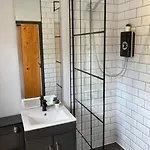 Rustic Floor West End Pad With Balcony, Parking Next To Byers Road, Aston Lane, Uni דירה