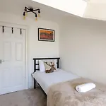 Spacious 3 Bedroom In - Free Parking Glasgow