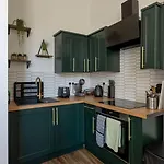Nyaraló Spacious 3 Bedroom In - Free Parking