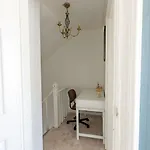 Nyaraló Spacious 3 Bedroom In - Free Parking