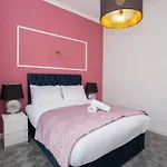 Stunning One Bed With Parking In Centre *