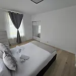 Lovely House With Private Parking! Glasgow! *