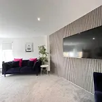 Glas Go Executive 2-bedroom Near Ovo Hydro Free Parking Apartment *