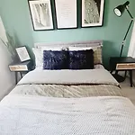 Beautiful 2bed House With Garden, Walking Distance To Town - Free Parking דירה