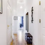 Incredible Contemporary Flat In Heart Of West End