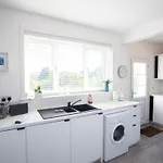 Beautifully Designed Pollok House Nyaraló *