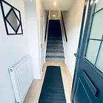 2 Bed Entire Upper Flat In * גלאזגו