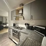 2 Bed Entire Upper Flat In * גלאזגו