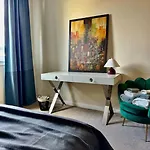 Two Bedroom Maisonette In The Heart Of The West End *