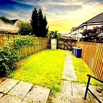 Villa - Entire House - Free Parking , Free Super Fast Wifi , Private Garden & Parking Security *