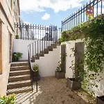 Charming Sandstone-basement In West End Holiday home