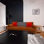 Charming Sandstone-basement In West End *