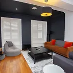 Charming Sandstone-basement In West End *