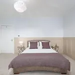 Extravagant 6 Bed Victorian Townhouse With Hot Tub *