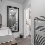 Extravagant 6 Bed Victorian Townhouse With Hot Tub *