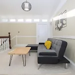 Extravagant 6 Bed Victorian Townhouse With Hot Tub *