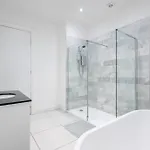 Extravagant 6 Bed Victorian Townhouse With Hot Tub Glasgow