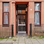 Stunning Ground Floor Flat In Southside. Apartment