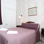 Number 52 Charlotte Street 아파트 *