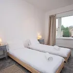 3 Bed Flat With Parking Apartman Glasgow