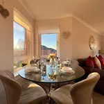 Chic & Cozy 2-bed Flat In - Free Parking Glasgow