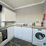 Apartmán Chic & Cozy 2-bed Flat In - Free Parking