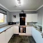 Chic & Cozy 2-bed Flat In - Free Parking Glasgow