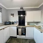 Chic & Cozy 2-bed Flat In - Free Parking