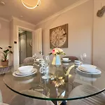 Chic & Cozy 2-bed Flat In - Free Parking Apartmán *