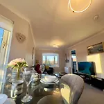 Chic & Cozy 2-bed Flat In - Free Parking Glasgow