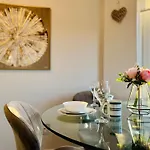 Chic & Cozy 2-bed Flat In - Free Parking * Glasgow