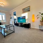 Apartmán Chic & Cozy 2-bed Flat In - Free Parking