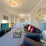 Chic & Cozy 2-bed Flat In - Free Parking