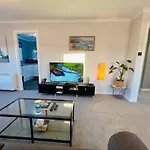 Apartmán Chic & Cozy 2-bed Flat In - Free Parking