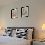 Chic & Cozy 2-bed Flat In - Free Parking *