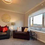 Chic & Cozy 2-bed Flat In - Free Parking Apartmán