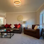 Chic & Cozy 2-bed Flat In - Free Parking * Glasgow