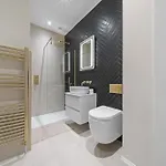Large 4 Bed - Sleeps 8 - Perfect For Long - 30 Sec Walk To Subway - 5 Min Drive To Centre * Glasgow