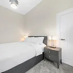 Διαμέρισμα Large 4 Bed - Sleeps 8 - Perfect For Long - 30 Sec Walk To Subway - 5 Min Drive To Centre *