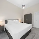 Apartman Large 4 Bed - Sleeps 8 - Perfect For Long - 30 Sec Walk To Subway - 5 Min Drive To Centre