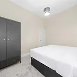 Large 4 Bed - Sleeps 8 - Perfect For Long - 30 Sec Walk To Subway - 5 Min Drive To Centre Glasgow