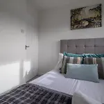 Spacious 2-bed Free Parking & Stadiums