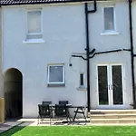 Apartman Stunning 3 Bedroom 2 Bathroom West End House With Free Parking And Wi-fi