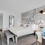 Radisson Red Hotel, מלון 4*