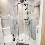 Itohan 3-bed Flat Glasgow