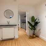 Hamilton - Private Main Door 1br * Glasgow