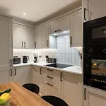 Hamilton - Private Main Door 1br Glasgow