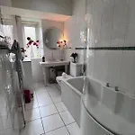 Wonderful 3 Bed West End Flat Daire *