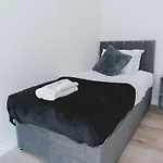 Stylish 3br Near Hampden No 29 With Free Parking